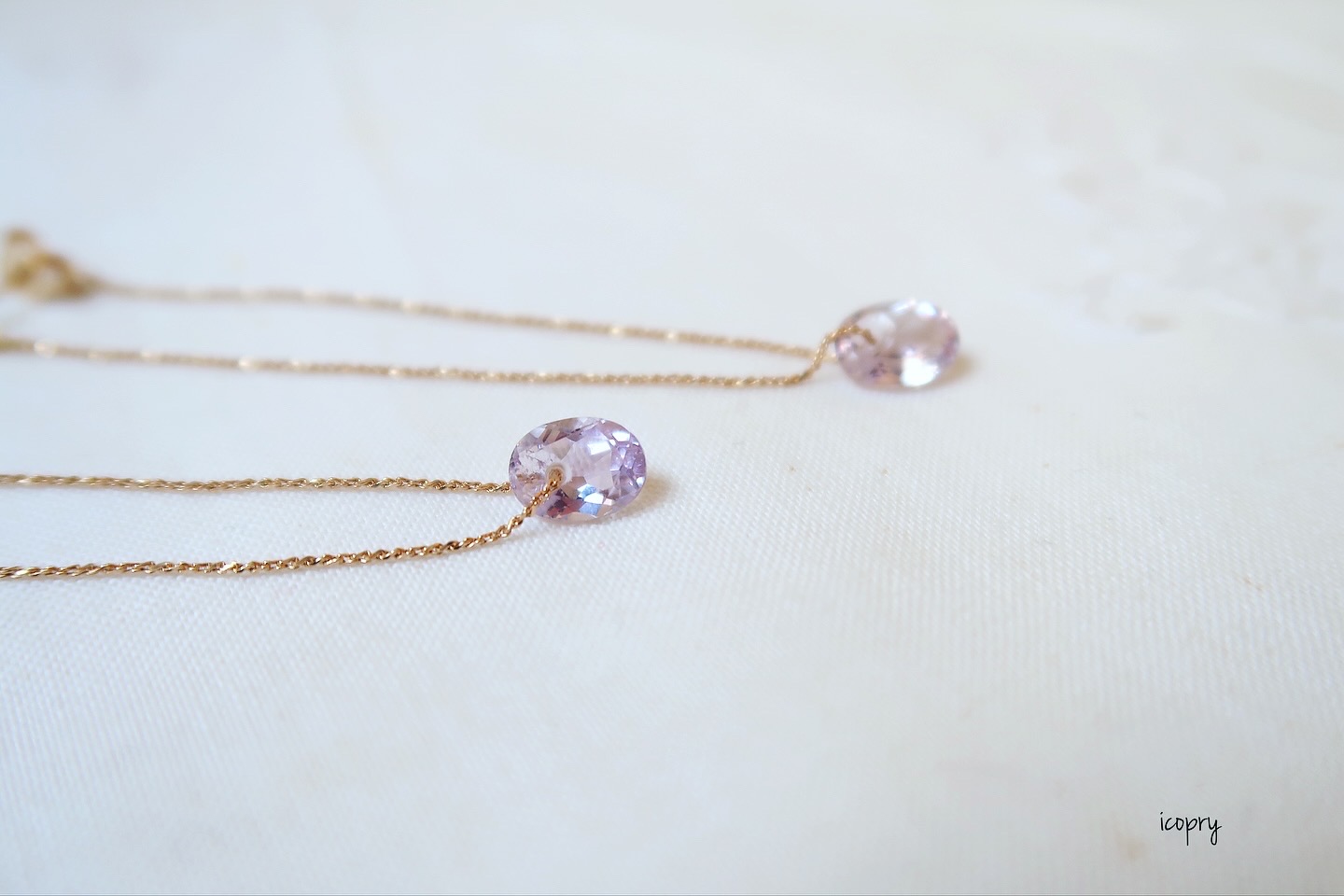 - branco -  揺れるピアス